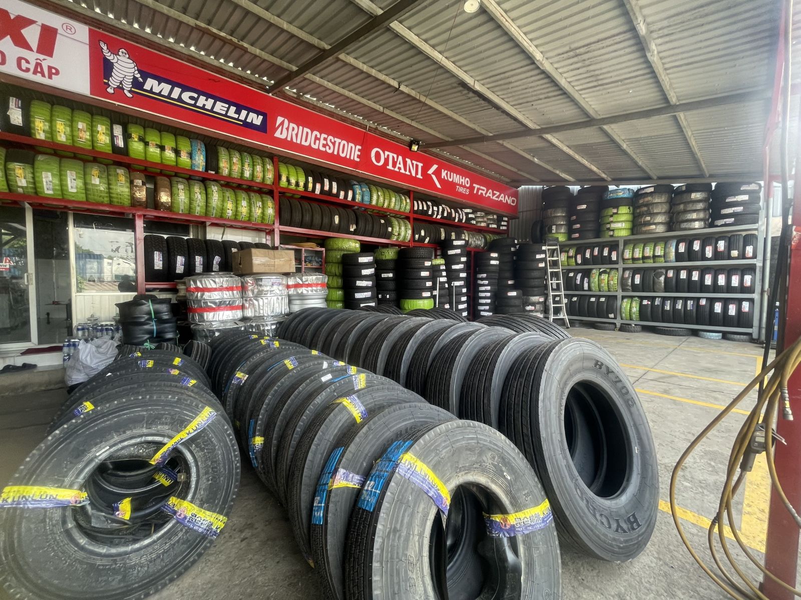 PHÂN PHỐI LỐP XE TẢI, LỐP XE CONTAINER UY TÍN NHẤT TẠI CỬA KHẨU TÂY TRANG ( ĐIỆN BIÊN )